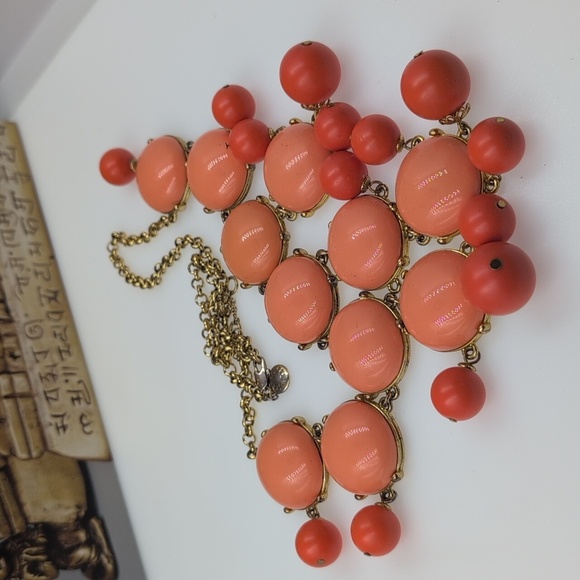 J CREW Coral Orange Acrylic Flat Bead Bibbed Statement Necklace Great condition - Picture 6 of 8